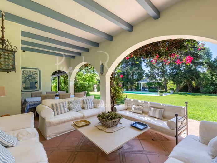 Very spacious family home in a lovely residential area to the east of Marbella