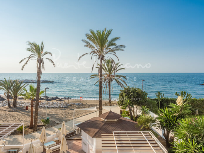 Espacioso apartamento en primera línea de playa en Guadalpín Banús