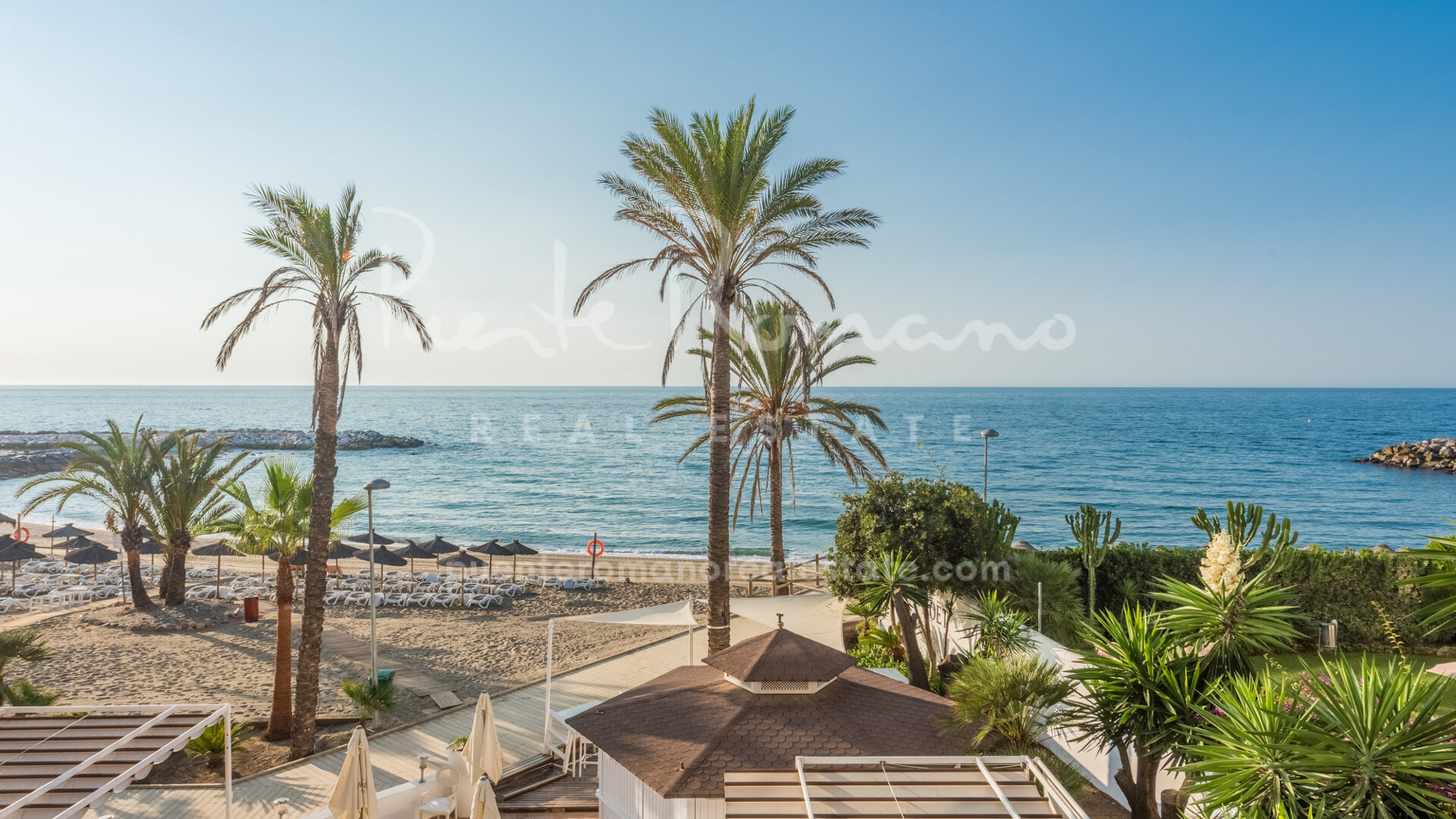 Espacioso apartamento en primera línea de playa en Guadalpín Banús