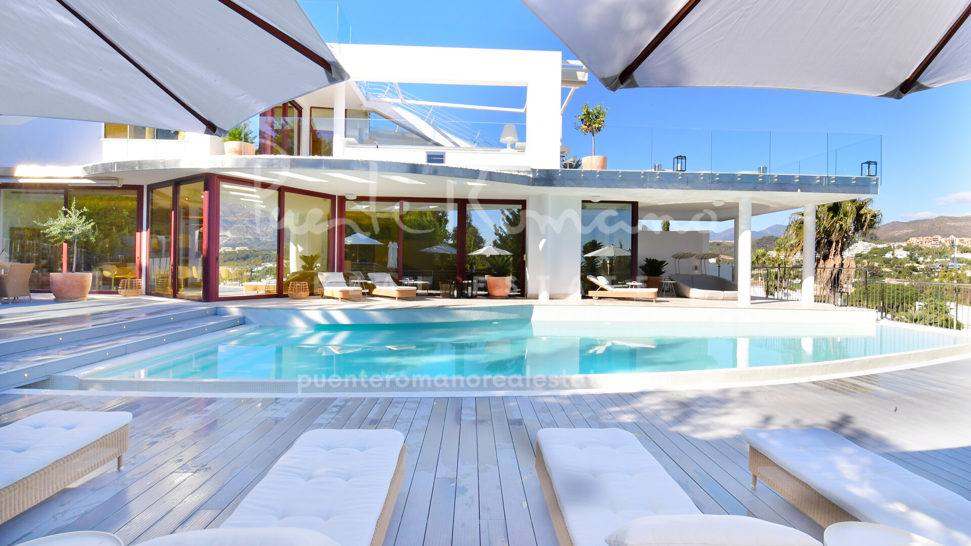 Contemporary-style villa with stunning views in Las Brisas, Nueva Andalucía