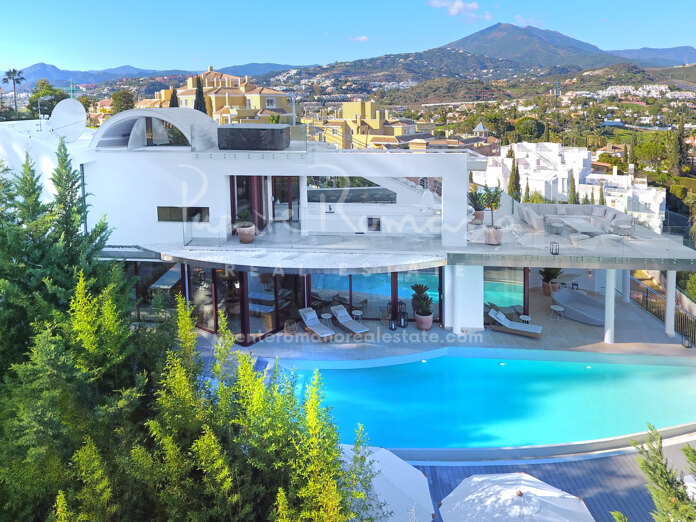Villa de estilo contemporáneo con vistas impresionantes en Las Brisas, Nueva Andalucía