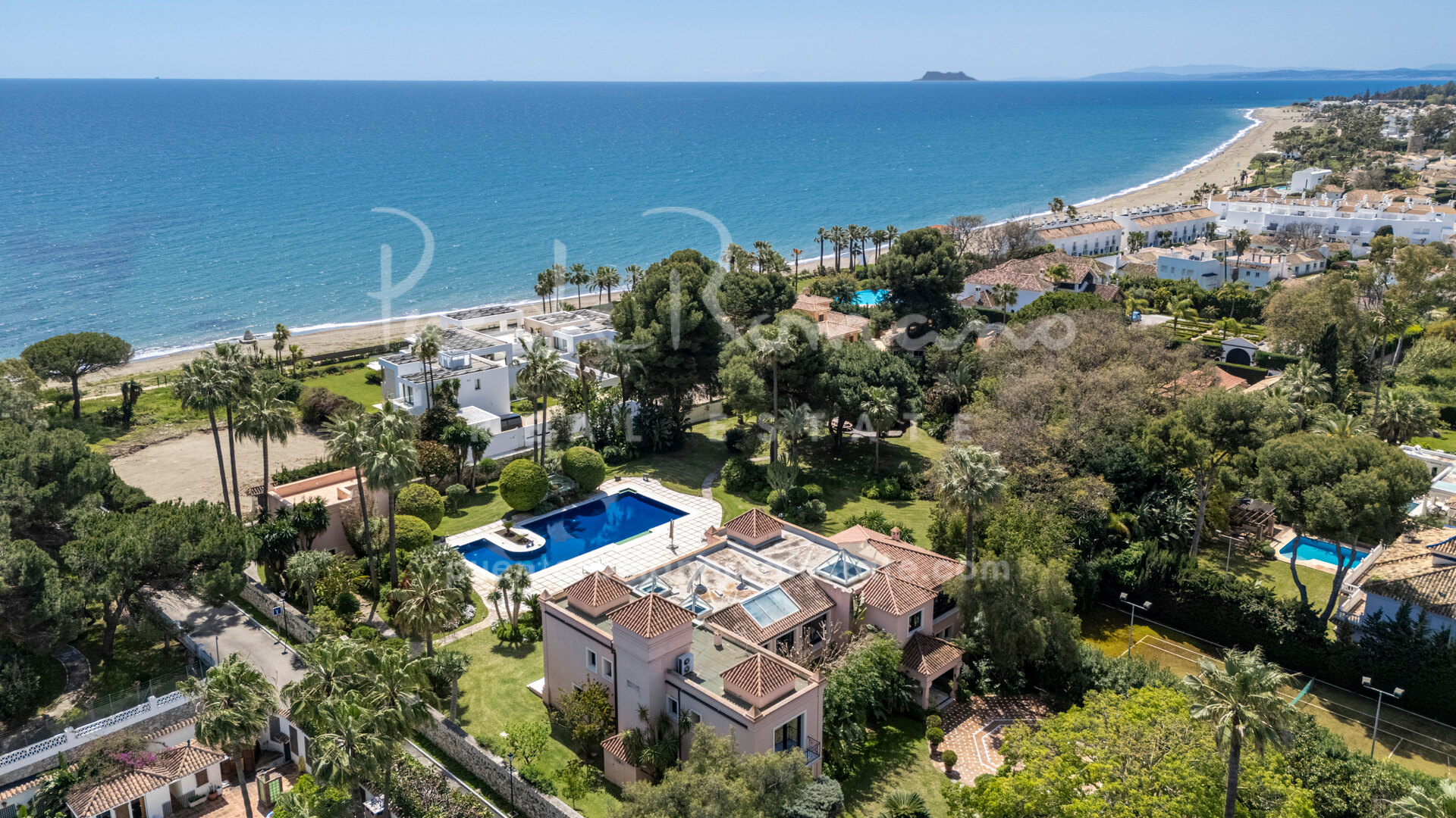 Stunning second-line beach villa with park-like garden in Paraíso Barronal