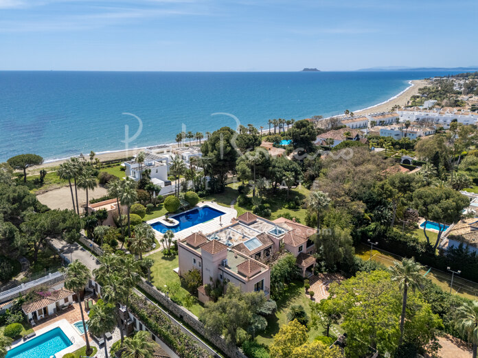 Stunning second-line beach villa with park-like garden in Paraíso Barronal