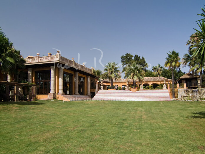 Palatial mansion opposite Puerto Banús, Marbella