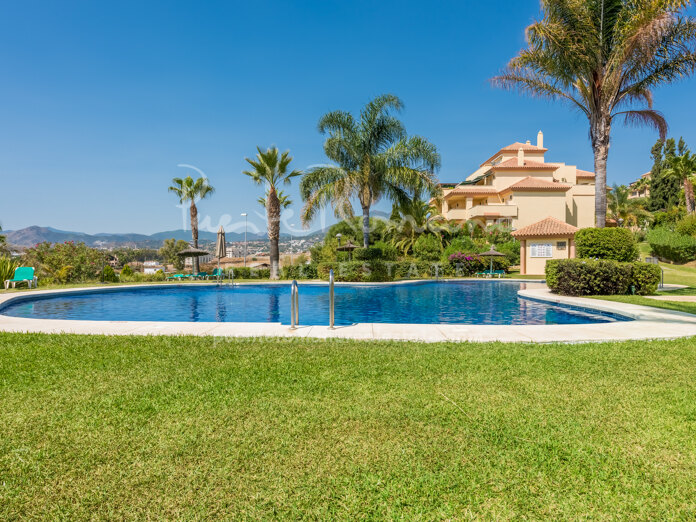 Apartamento esquinero en planta baja con jardín privado y agradables vistas al mar en Cumbres del Rodeo