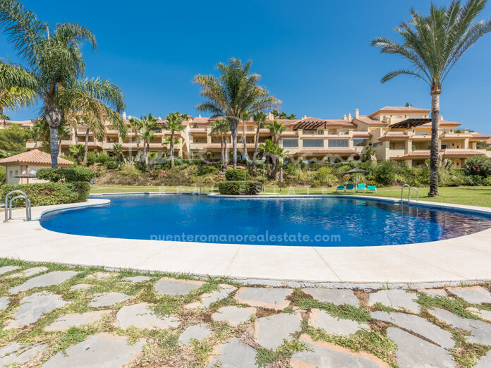 Apartamento esquinero en planta baja con jardín privado y agradables vistas al mar en Cumbres del Rodeo