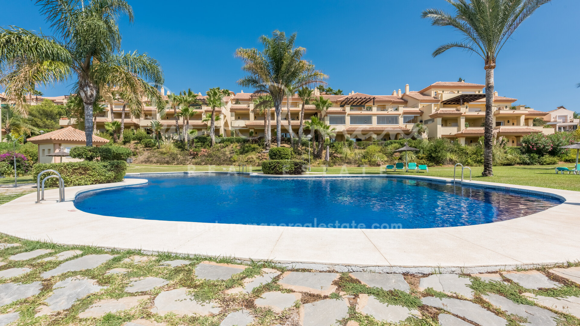 Apartamento esquinero en planta baja con jardín privado y agradables vistas al mar en Cumbres del Rodeo