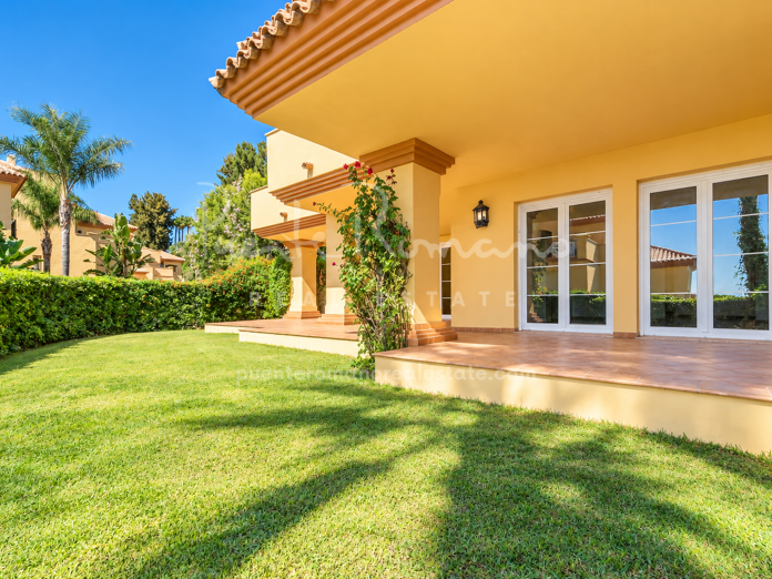 Apartamento esquinero en planta baja con jardín privado y agradables vistas al mar en Cumbres del Rodeo