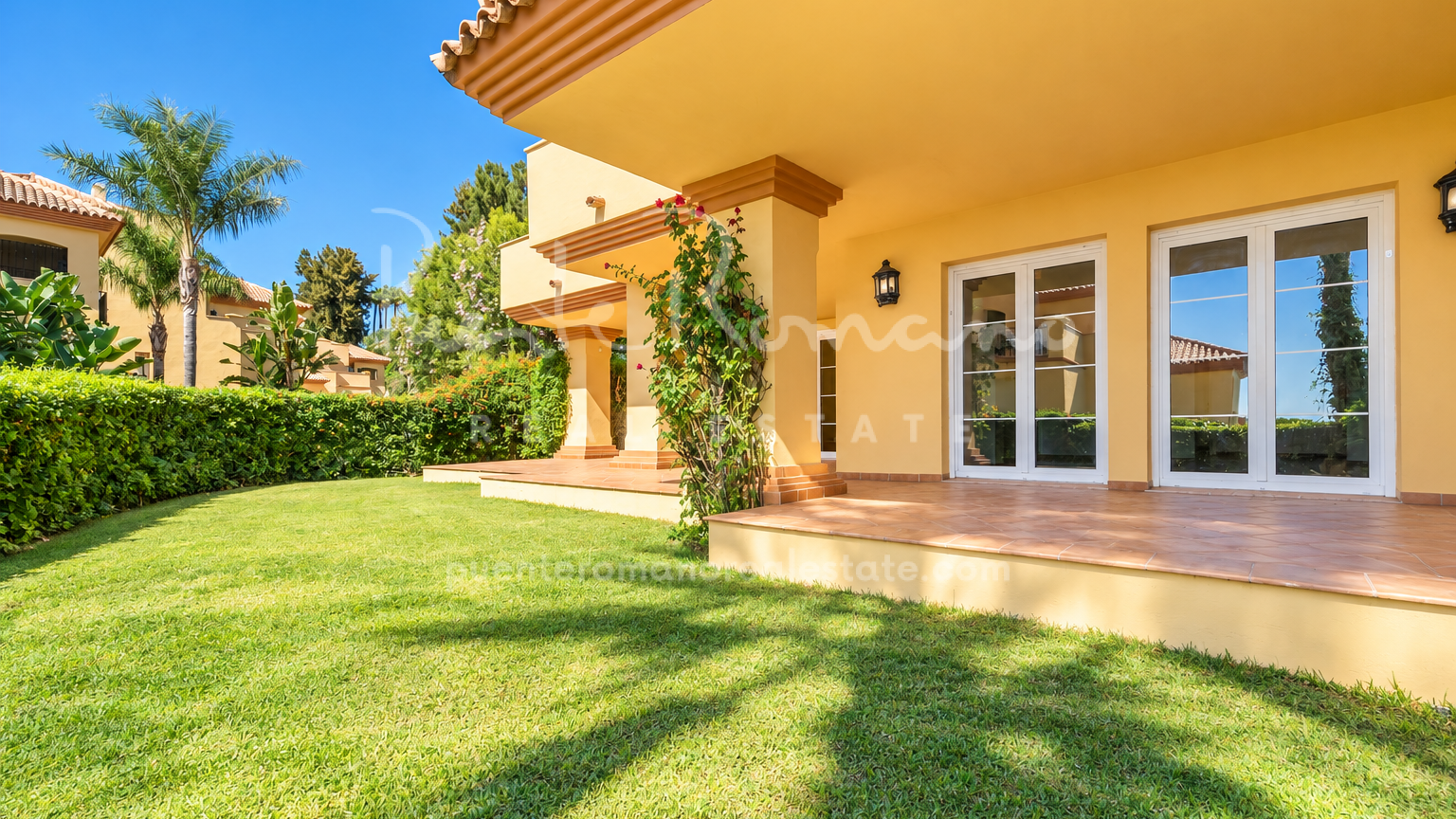 Apartamento esquinero en planta baja con jardín privado y agradables vistas al mar en Cumbres del Rodeo