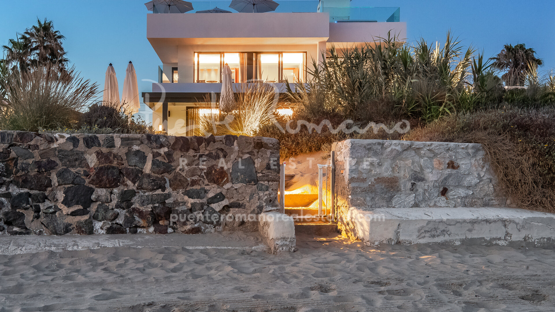 Impresionante villa moderna frente al mar con vistas inigualables en Costabella, Marbella Este