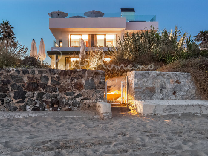 Impresionante villa moderna frente al mar con vistas inigualables en Costabella, Marbella Este