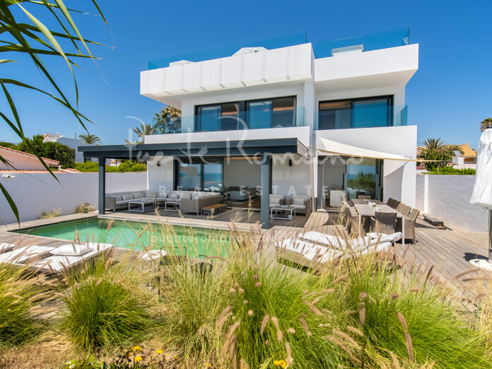 Impresionante villa moderna frente al mar con vistas inigualables en Costabella, Marbella Este