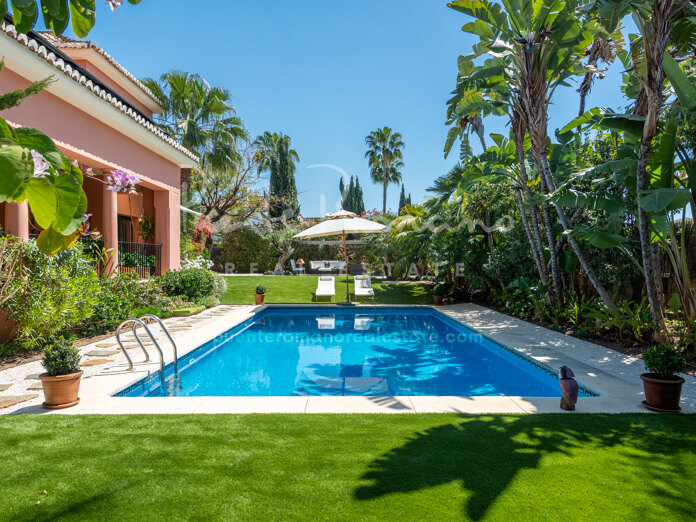 Top quality family villa in Altos de Puente Romano, ideal residential Golden Mile location