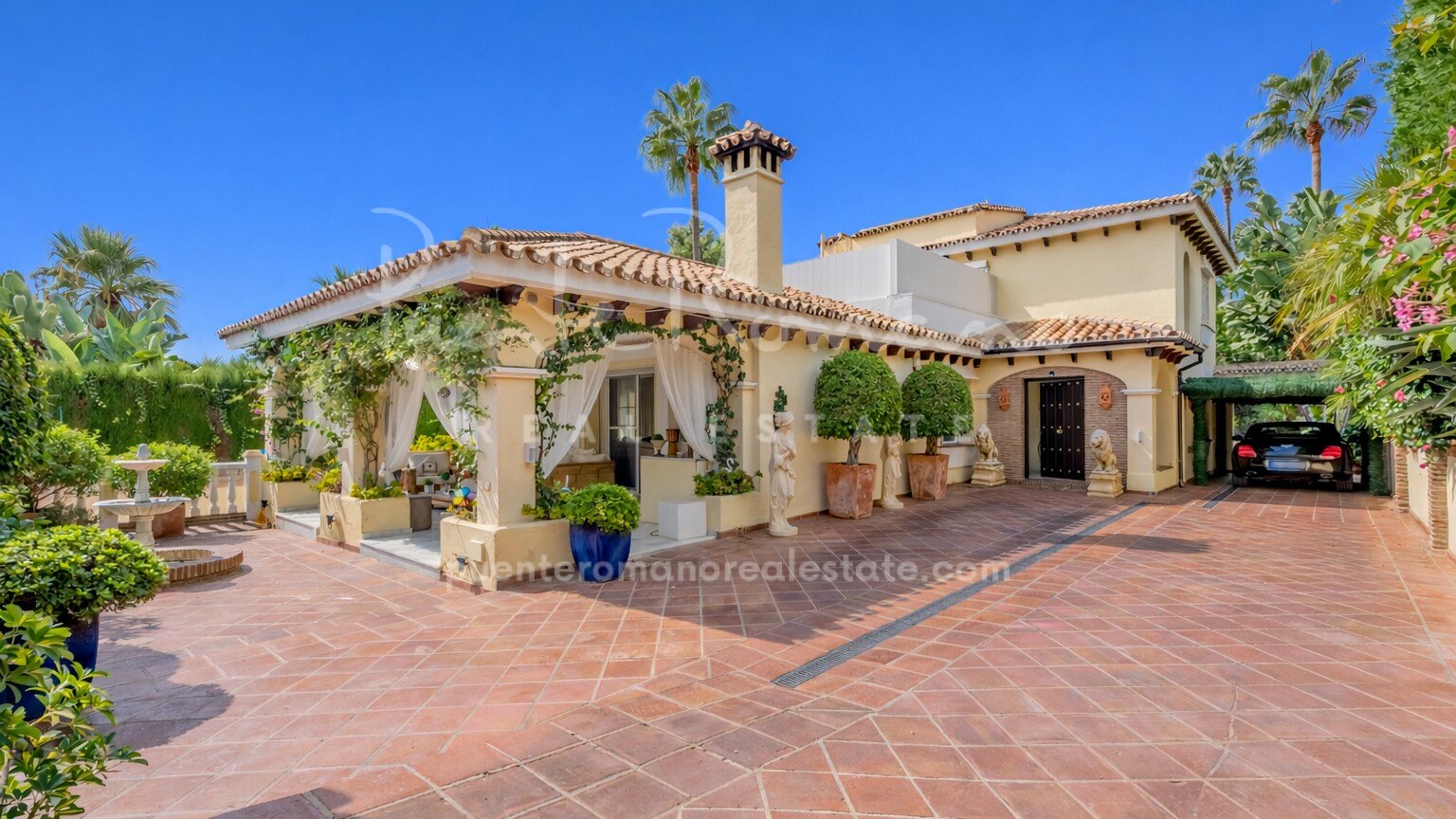 Mediterranean-style villa with enormous potential in Las Brisas, in the heart of the Golf Valley