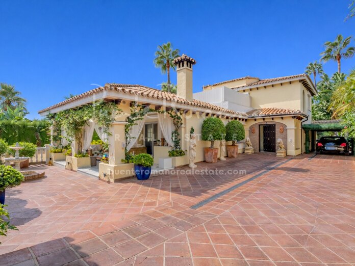 Mediterranean-style villa with enormous potential in Las Brisas, in the heart of the Golf Valley