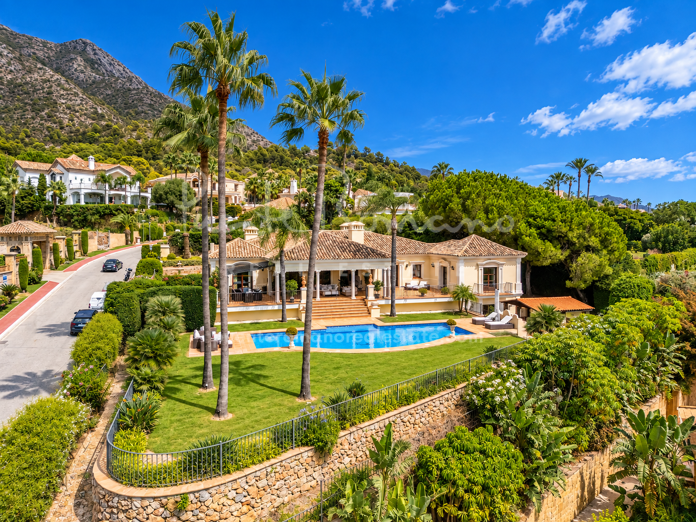 Elegant family villa with panoramic sea views in upper Sierra Blanca