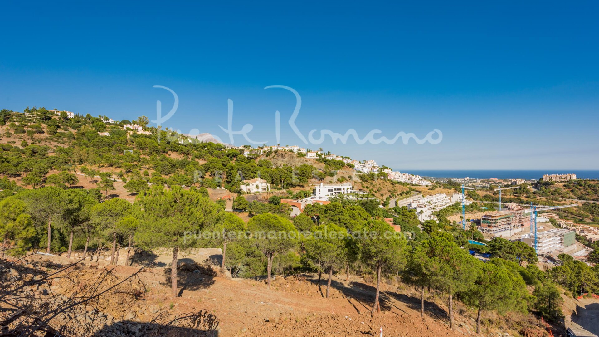 Plot with panoramic golf and sea views in Benahavís