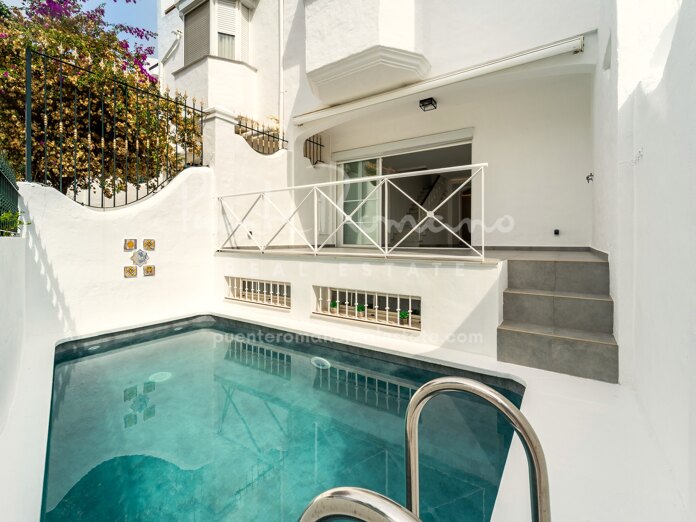 Southwest-facing townhouse with a private swimming pool and great potential in Arco Iris