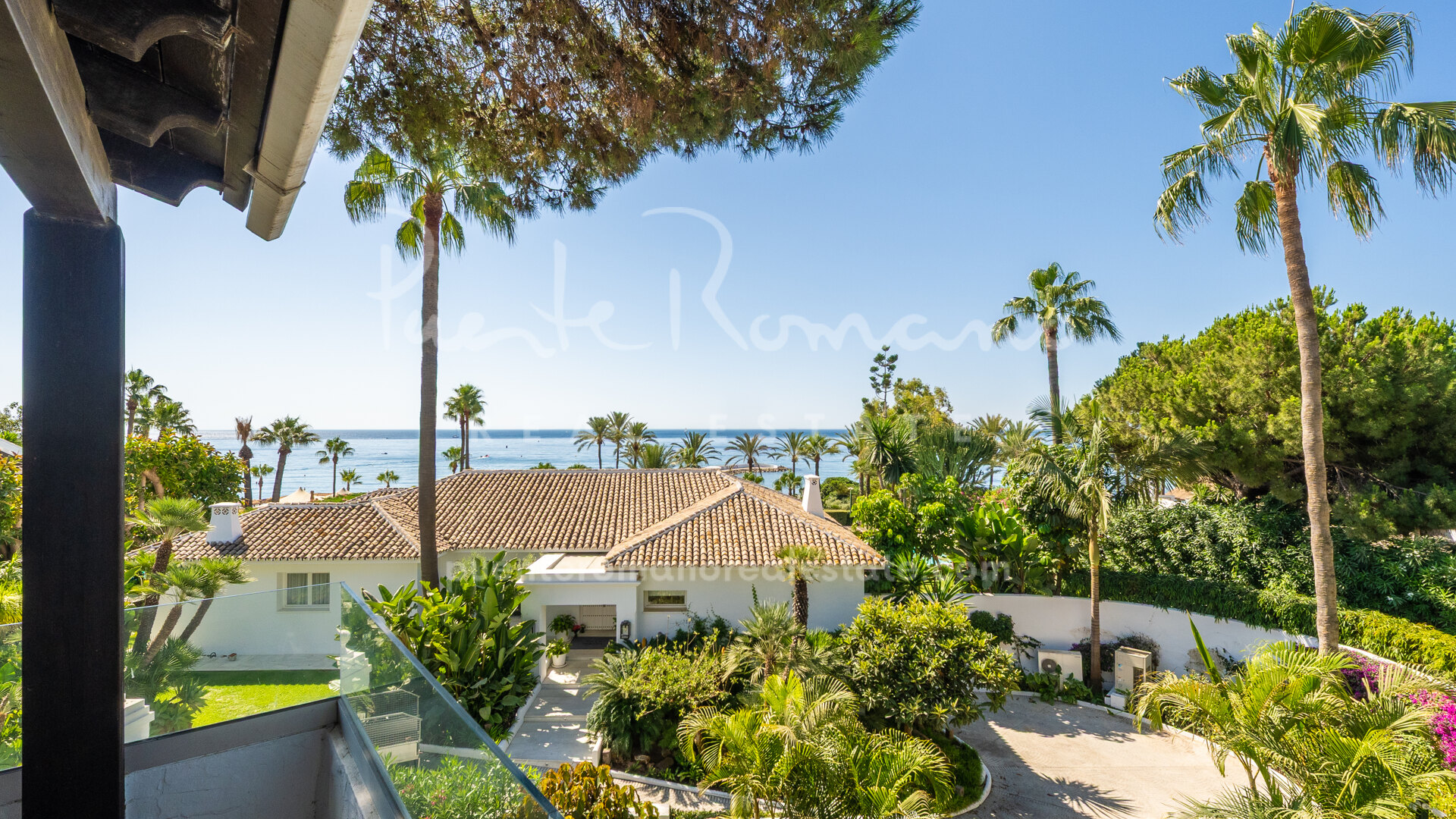Acogedor ático con vistas al mar en el hotel Puente Romano de 5 estrellas