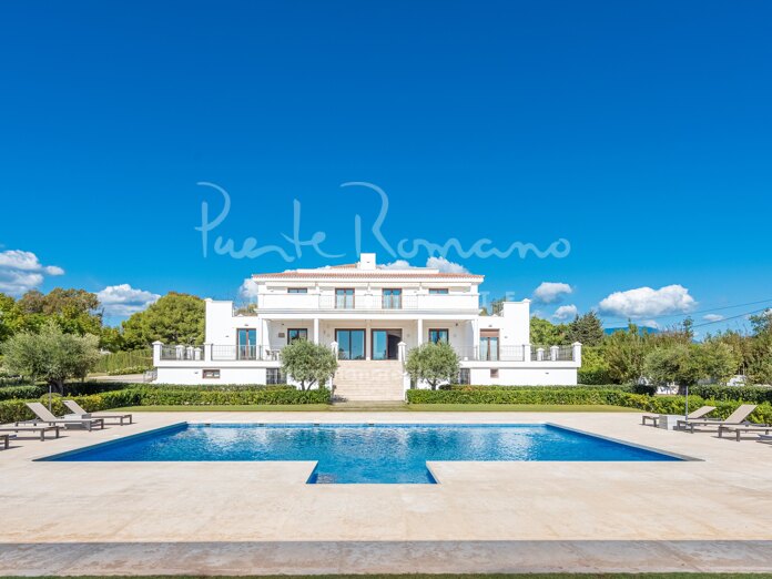 Modern mansion on a very extensive plot next to Guadalmina Alta