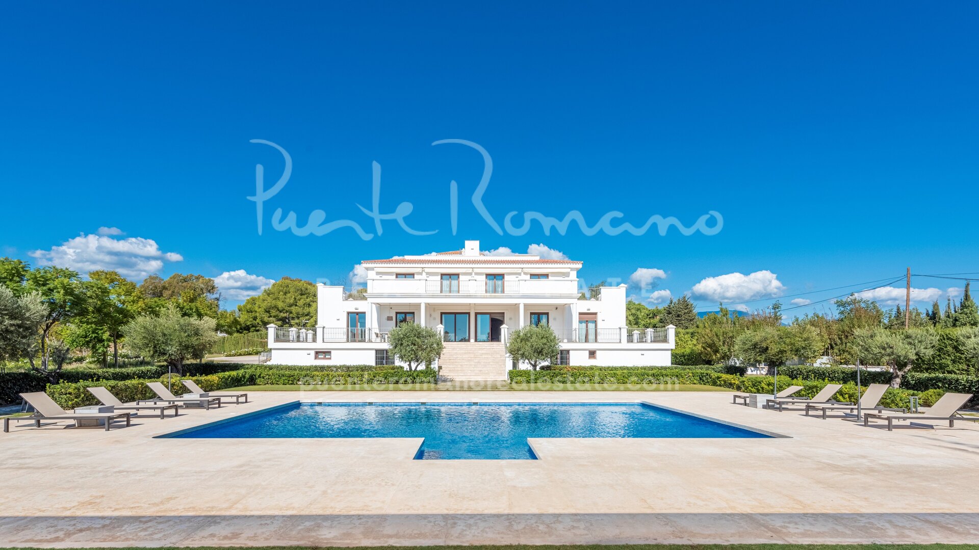 Modern mansion on a very extensive plot next to Guadalmina Alta
