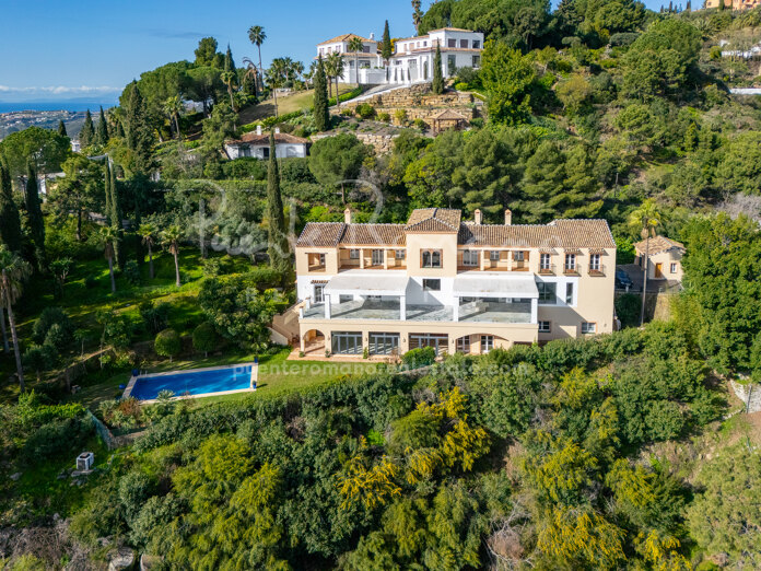 Spacious corner villa with magnificent views in El Madroñal