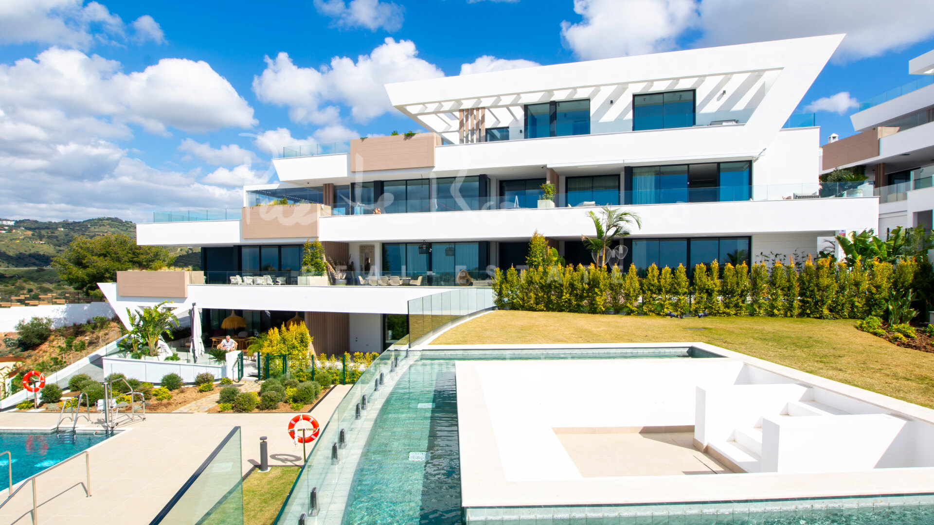 Exclusivo apartamento en planta baja en Cabopino, Marbella Este