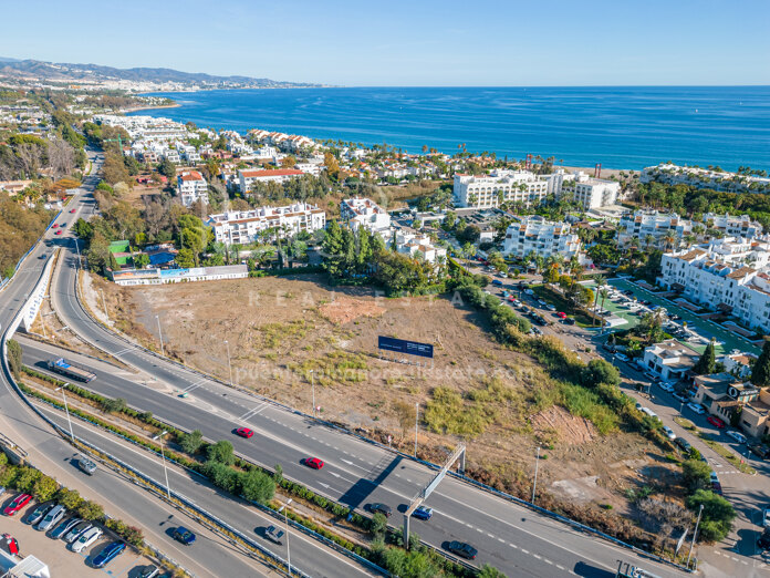 Parcela comercial única junto a la playa en la frontera de la Milla de Oro y Puerto Banús