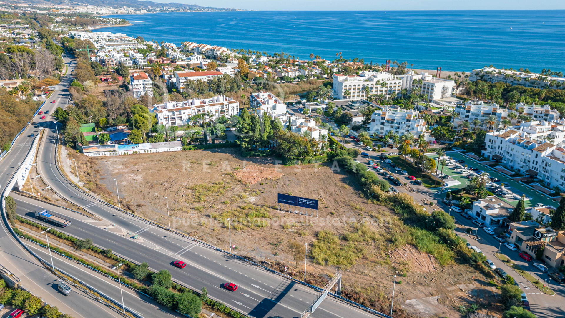 Parcela comercial única junto a la playa en la frontera de la Milla de Oro y Puerto Banús
