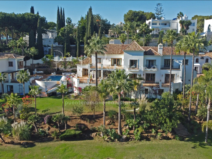 Large estate in El Paraíso Alto with with sea views