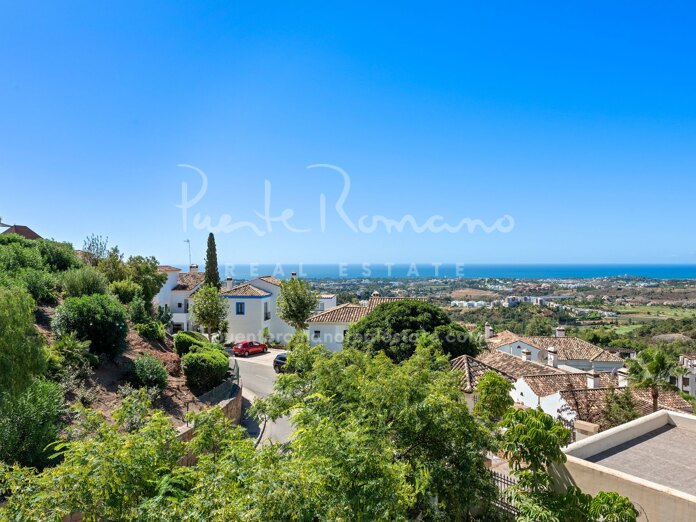 Modern villa with mountain views in Los Arqueros