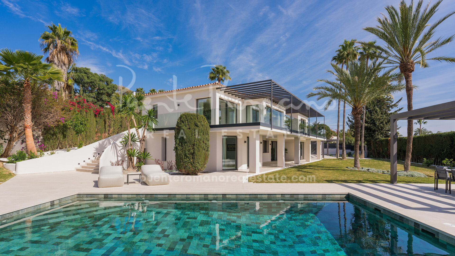 Magnífica villa contemporánea muy privada con vistas al mar y a la montaña en Rocío de Nagüeles