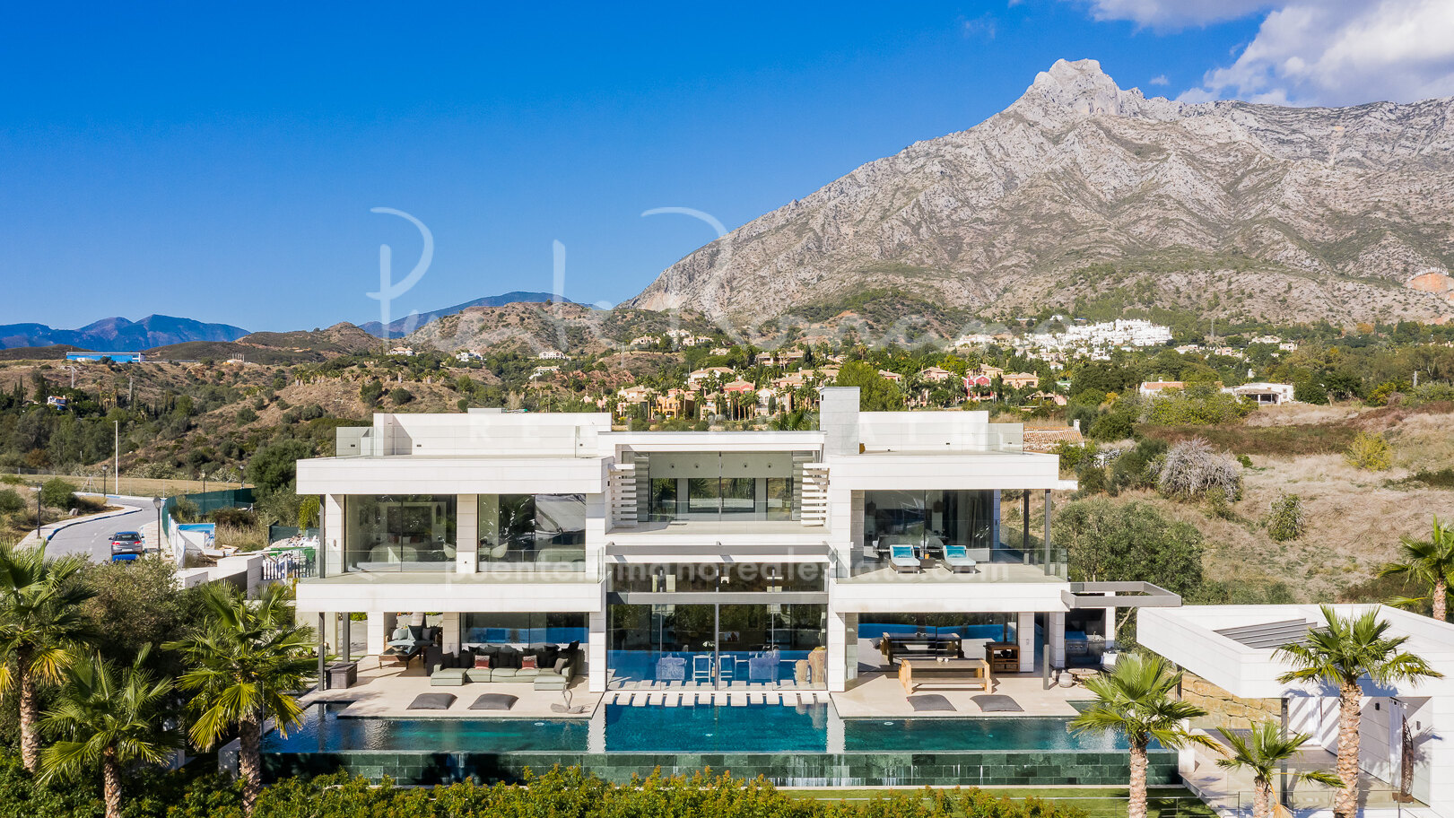 Magnífica villa moderna con preciosas vistas en una ubicación única en la Milla de Oro