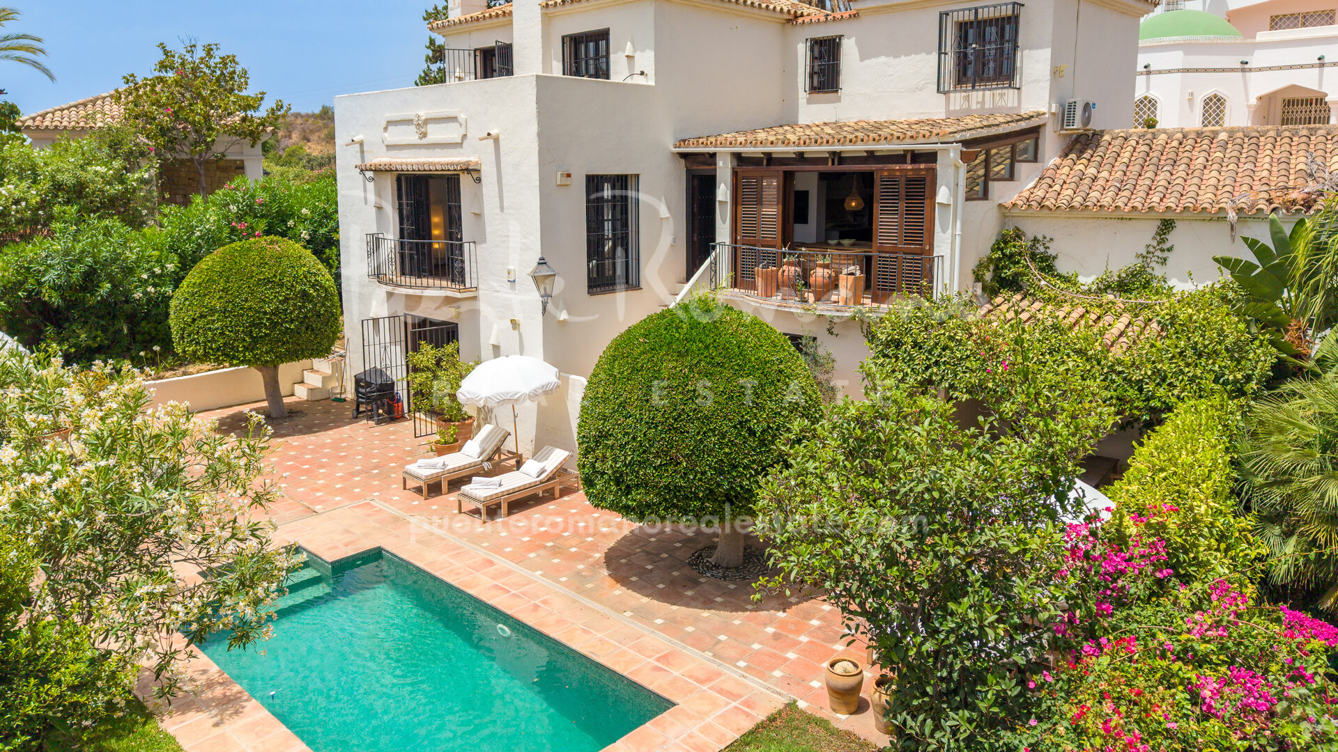 Villa Hibiscus - Beautiful Mediterranean villa in Marbella Hill Club with timeless traditional charm