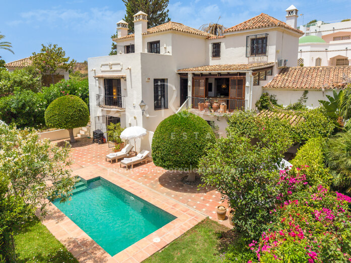 Villa Hibiscus - Beautiful Mediterranean villa in Marbella Hill Club with timeless traditional charm