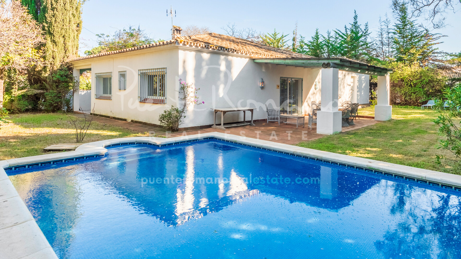 Villa a un paso de la playa y el puerto de Cabopino