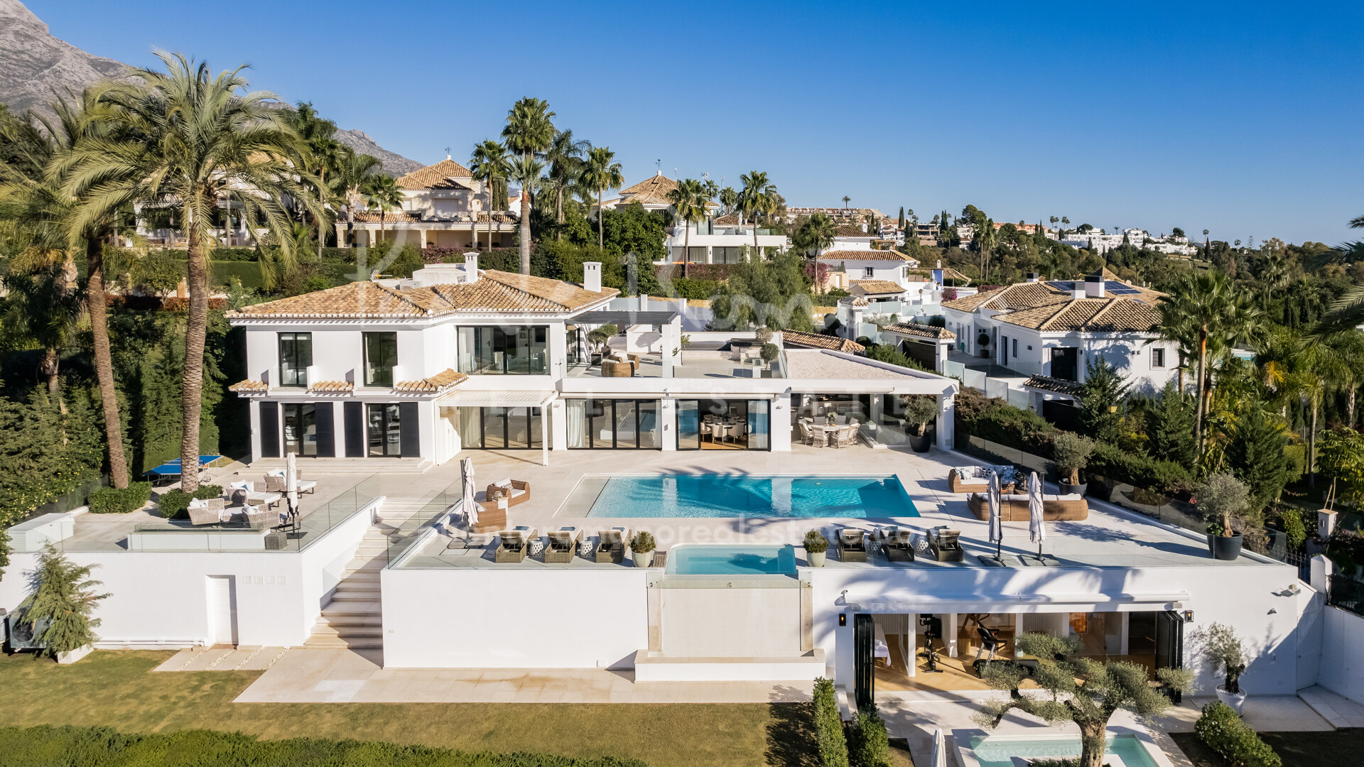 Villa de lujo frente al golf en el Valle del Golf de Nueva Andalucía con spa, piscina, Jacuzzi y vistas panorámicas