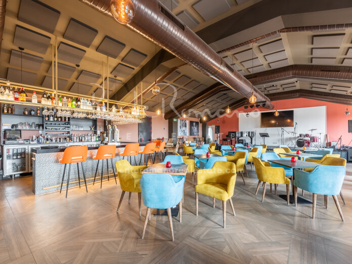 Fully equipped and furnished entertainment restaurant in El Paraíso Medio, Estepona