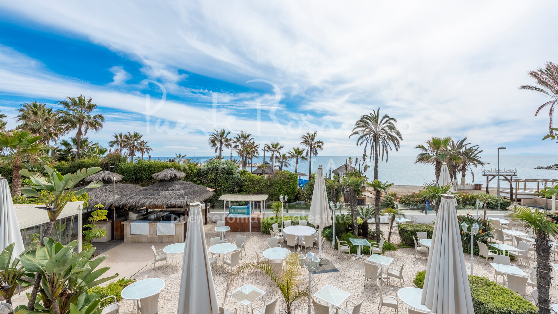 Luxurious beachfront corner apartment in Guadalpín Banús Hotel
