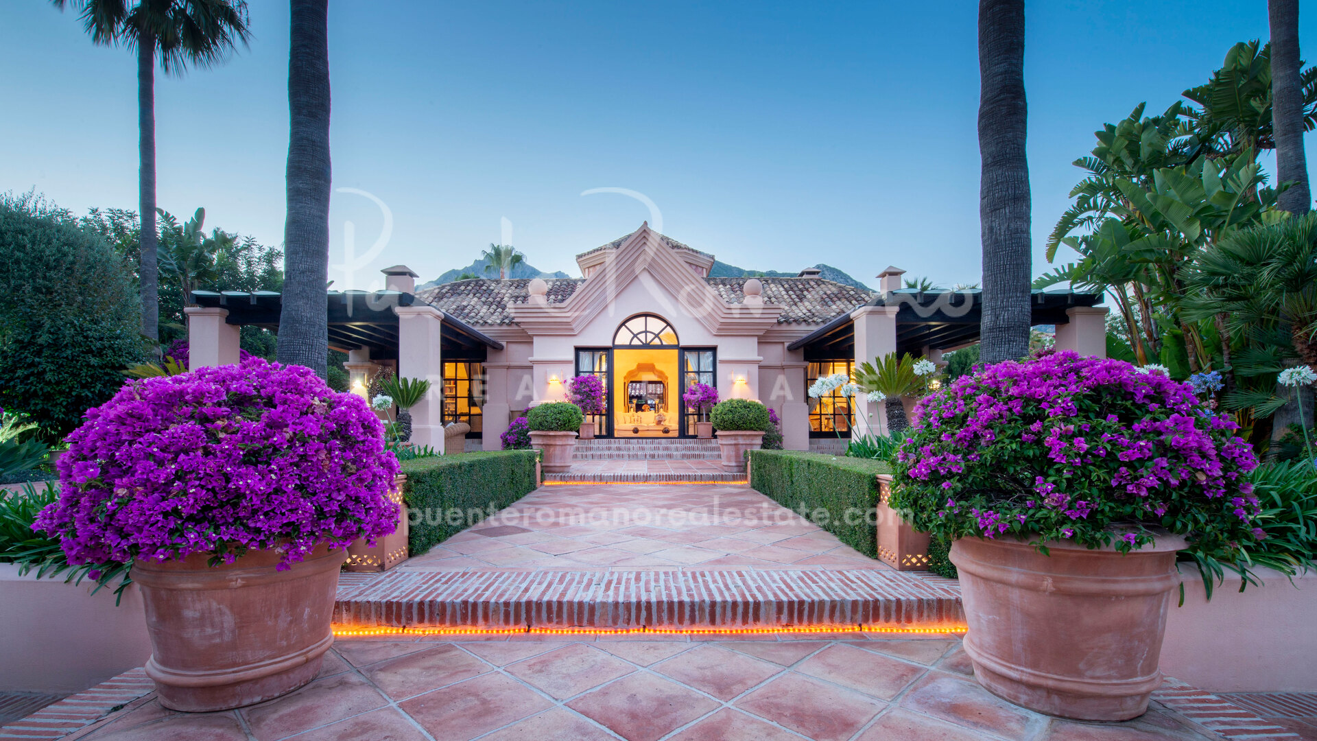 Elegante villa en Sierra Blanca con vistas panorámicas al mar