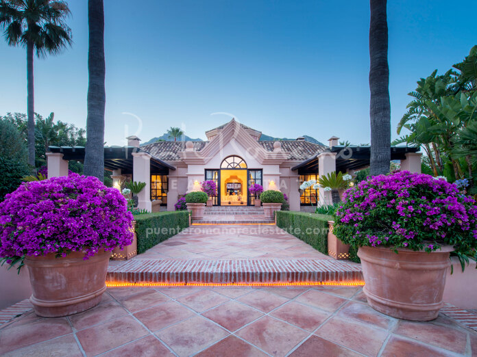 Elegante villa en Sierra Blanca con vistas panorámicas al mar