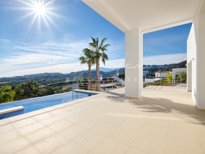 Villa contemporánea en Puerto del Capitán con vistas al mar y a la montaña