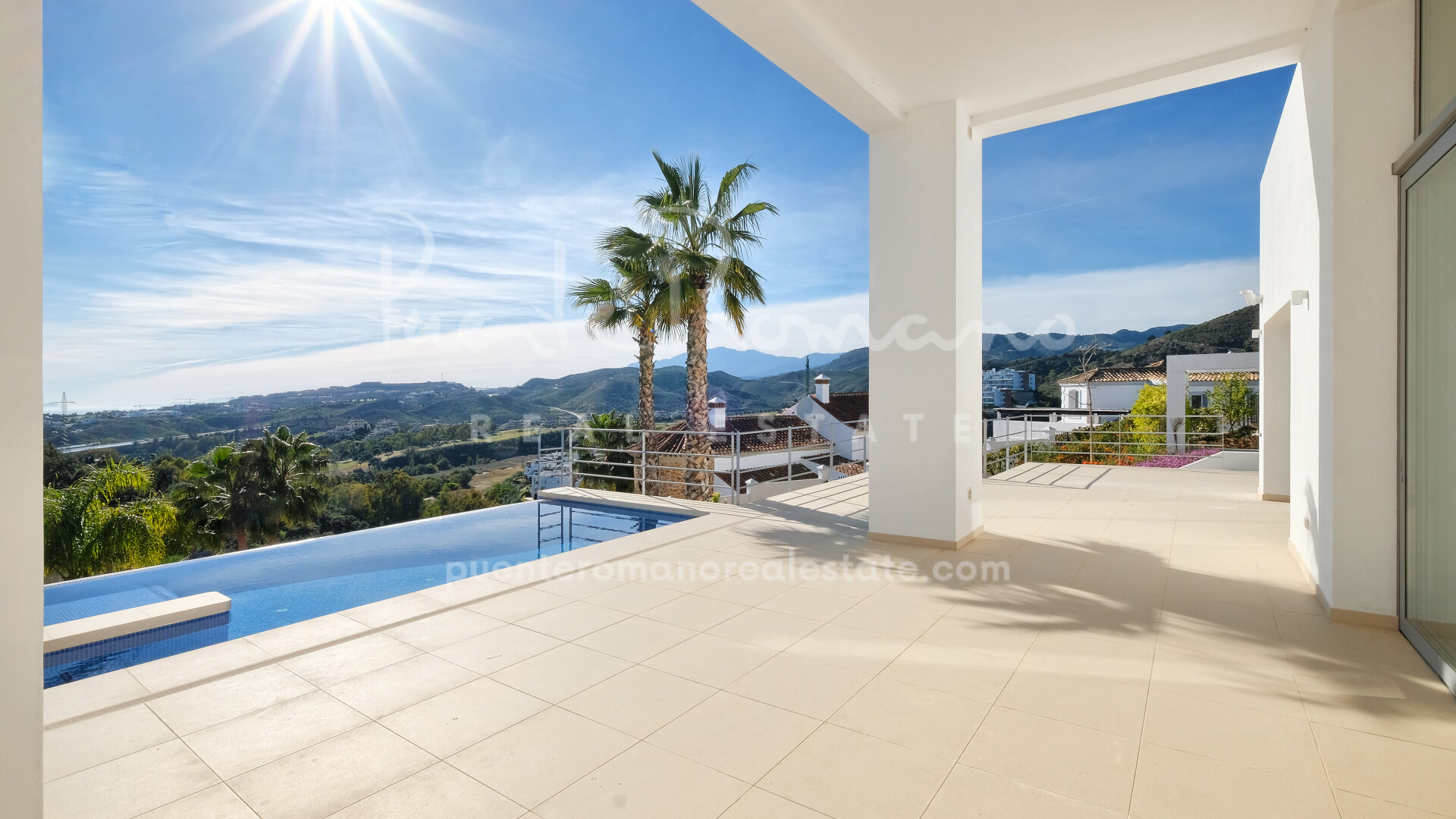 Villa contemporánea en Puerto del Capitán con vistas al mar y a la montaña