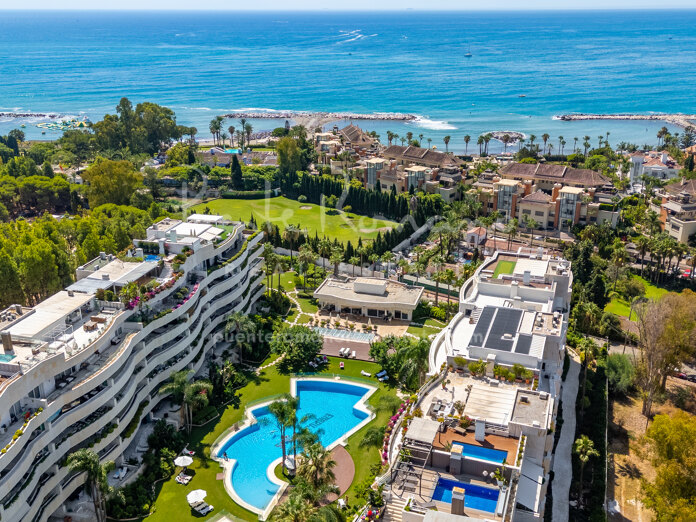 Immaculate duplex penthouse with stunning sea views near Puerto Banús