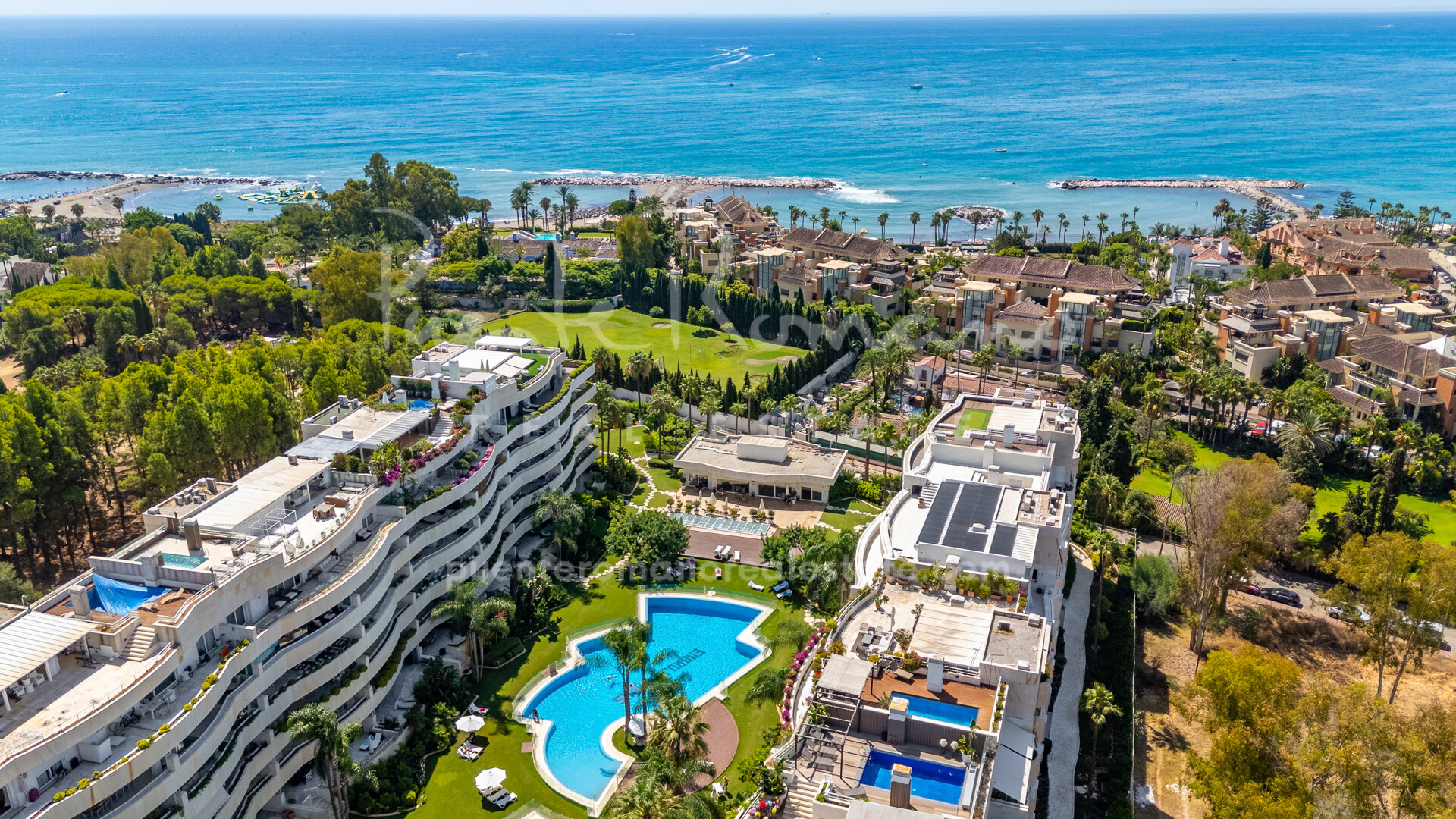 Impresionante ático dúplex con preciosas vistas al mar junto a Puerto Banús