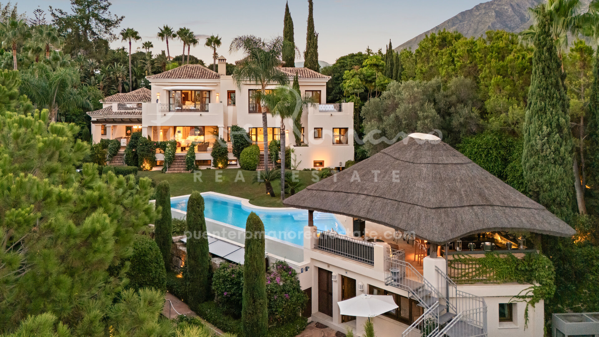 Excepcional villa con vistas panorámicas al mar y a la montaña en la Milla de Oro de Marbella