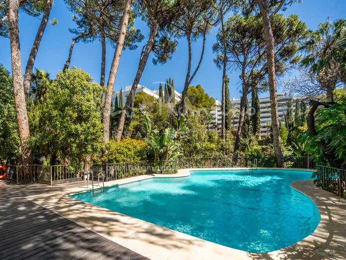 Elegant beachside apartment in Jardín del Mediterráneo, within walking distance of Marbella’s finest amenities