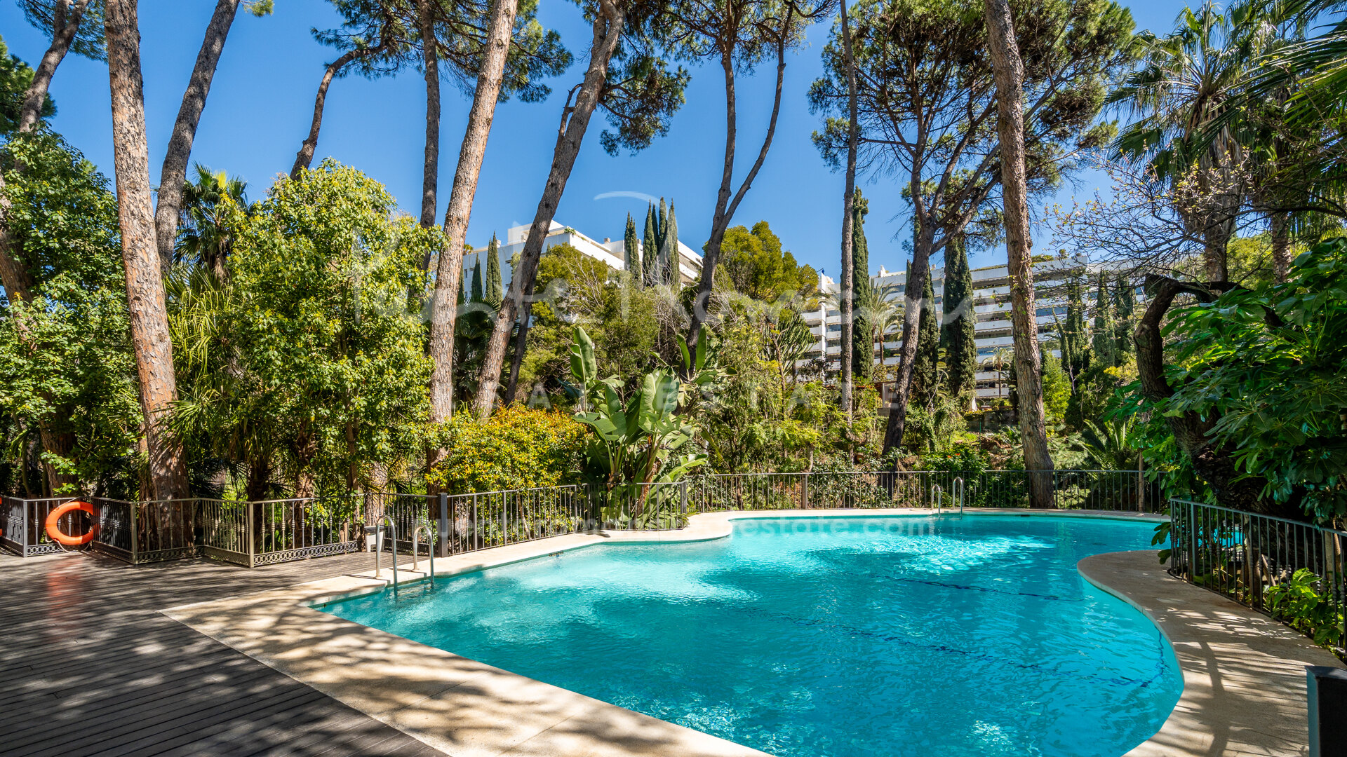 Elegant beachside apartment in Jardín del Mediterráneo, within walking distance of Marbella’s finest amenities
