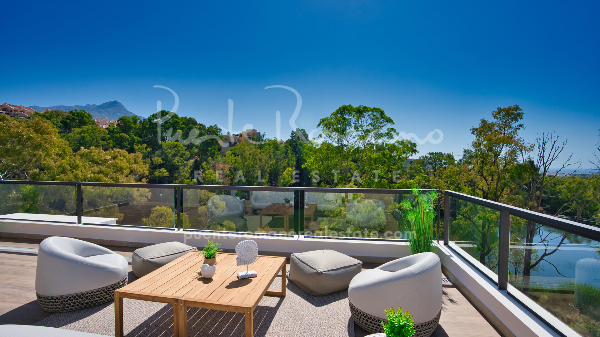 Stunning Corner Duplex Penthouse with Panoramic Views in Nueva Andalucía