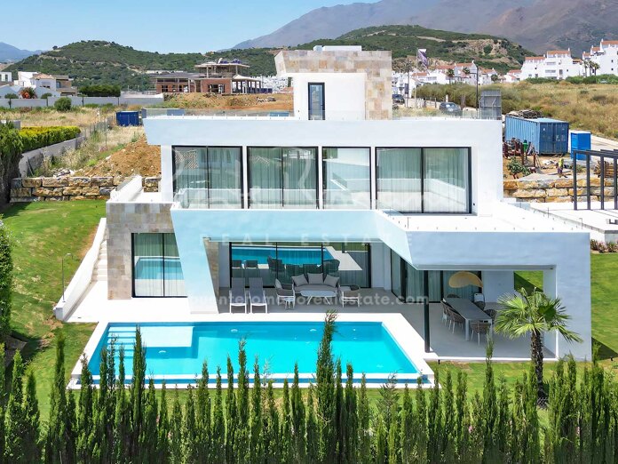 Spectacular villa in Valle Romano with sea, golf and mountains views